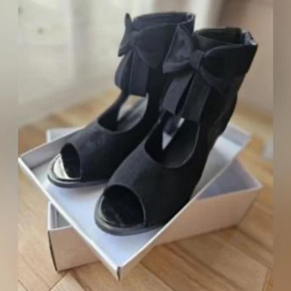 Elegant Black Women's Shoes with Bow Detail